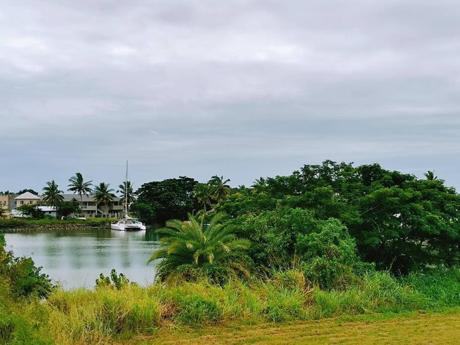 Master Bedroom In Shared Cozy River View Pool Apartment Nadi Exterior foto