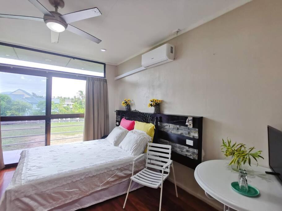 Master Bedroom In Shared Cozy River View Pool Apartment Nadi Exterior foto