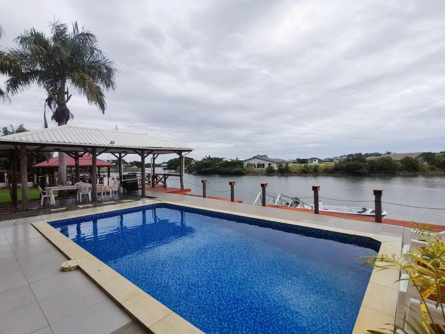 Master Bedroom In Shared Cozy River View Pool Apartment Nadi Exterior foto